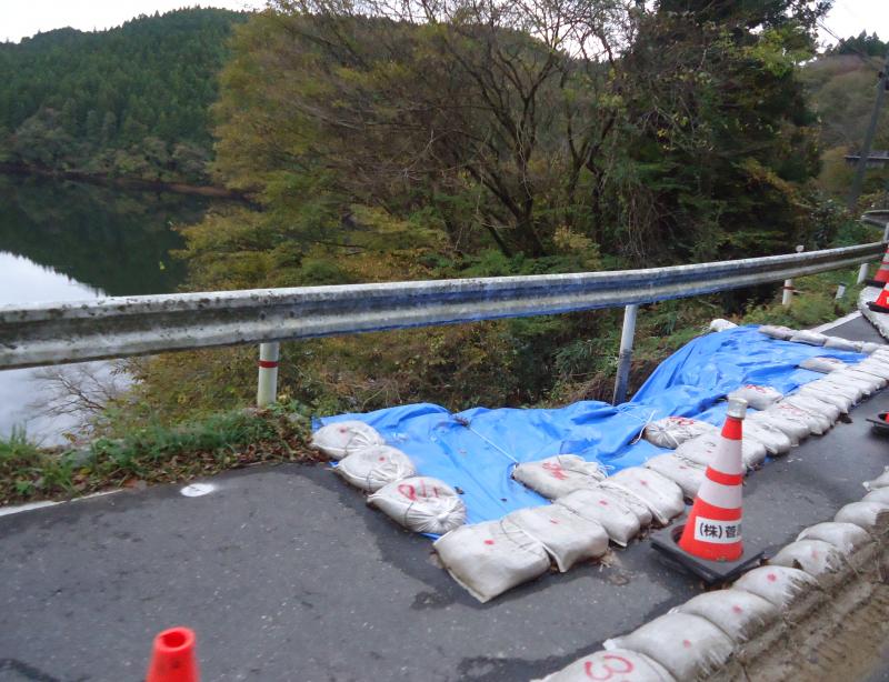 水沼ダム付近では、道路陥没区間があります
