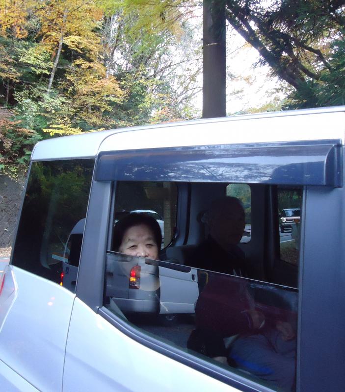 寒いから、車の中からごめんなんしょ♪ でも、綺麗に葉が色づいているね♪