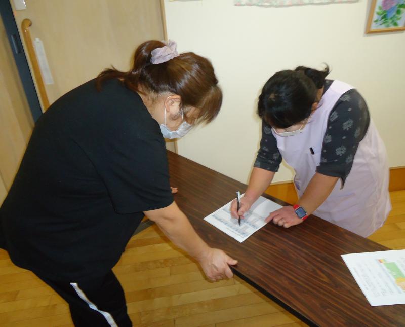 感染者状況の把握を看護師をリーダーとし進めている場面です