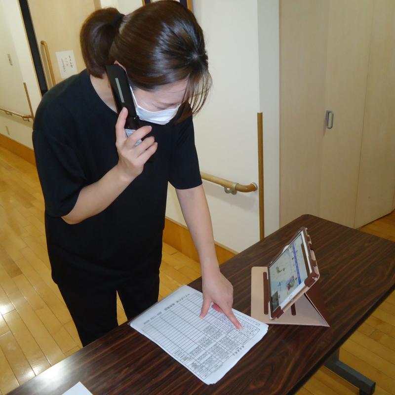 災害状況の確認を各利用者様へ行なっている場面です